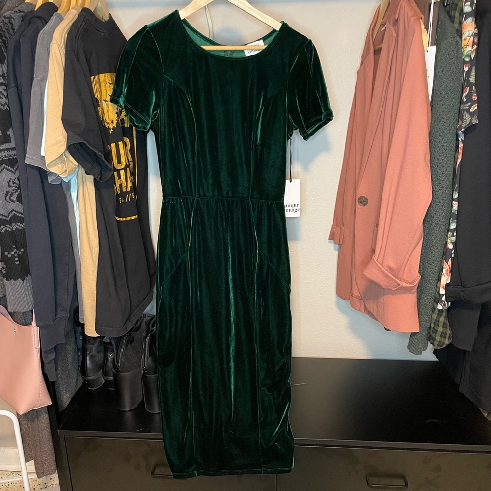 Unique Vintage Green Velvet Midi Wiggle Dress size Medium / 6-8